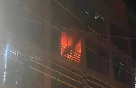 影/鐵窗炸飛墜下！高雄大社出租套房火警　53歲男驚醒受困4樓陽台