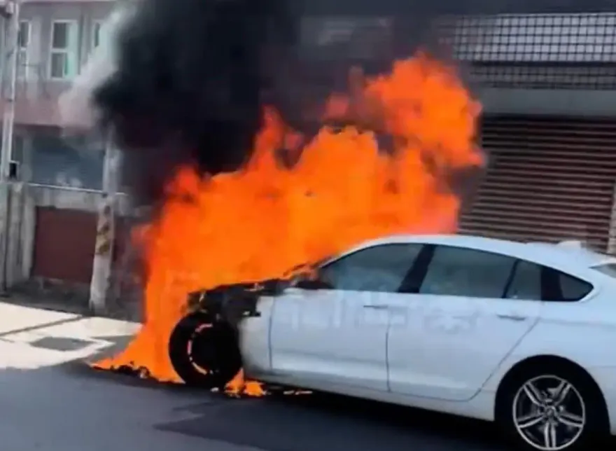 影/屏東雙園大橋BMW變火球！冷氣口、引擎蓋竄煙　車主嚇壞急逃