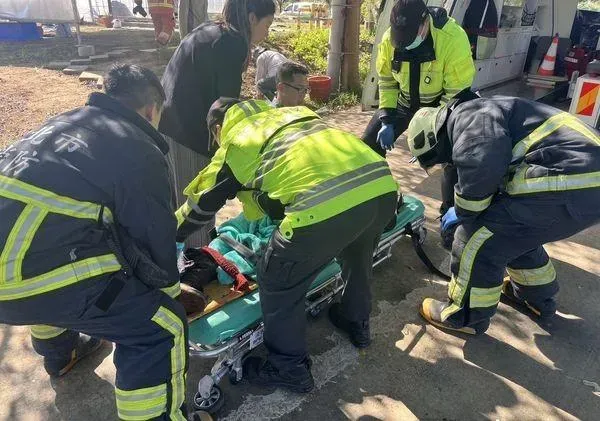 快訊/悚！三芝「耕耘機吃人」　65歲男下田「雙腿捲入截肢」狂噴血