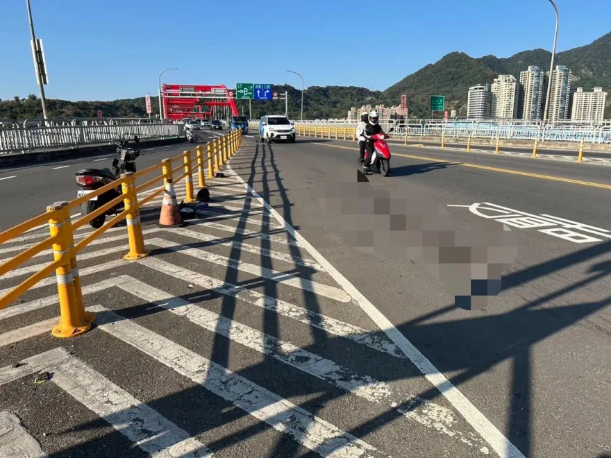 關渡橋目擊死亡車禍！她才說完「騎這麼快」　下秒板模工撞分隔桿倒下