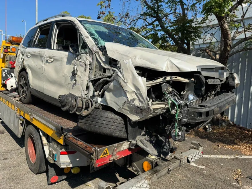 影/疑打盹出事！國1遊覽車撞護欄、再撞小車「害車頭全毀」