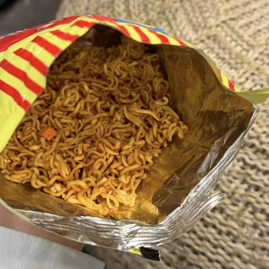 阿公的隱藏吃法！泡麵捏碎、加醬料包「比煮熟更好吃」　網嘆：太晚知道