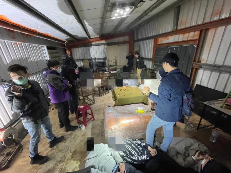影/北投土方公司兼營詐、賭、毒　警搗匪窟逮22人、抄現金160萬
