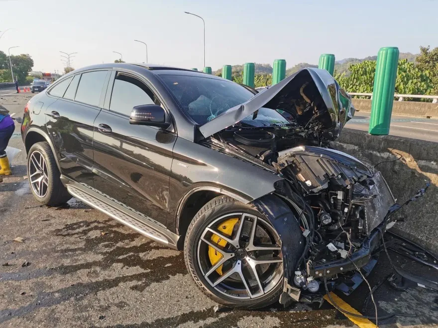 剛經過「台南測速王」就發生車禍！台84線賓士、貨車擦撞　4傷