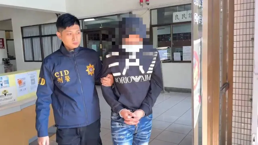 影/以為大選警很忙！22歲通緝男回台南「帶槍上酒店」被逮正著