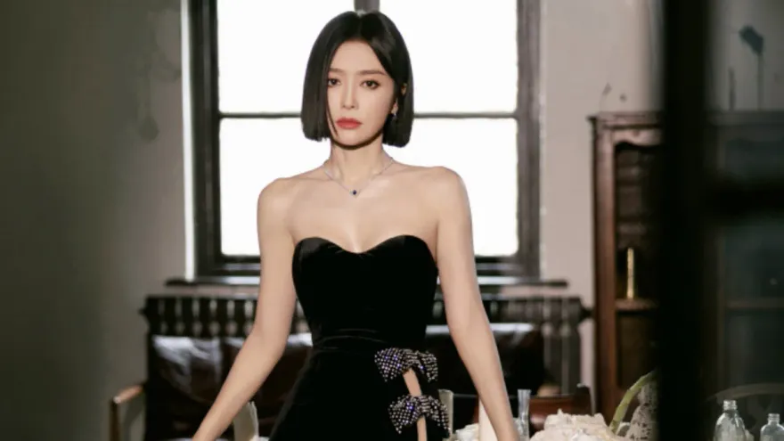 秦嵐「超高衩禮服」辣曬雪乳、美腿！罕突破尺度現身　網驚：有穿內褲嗎