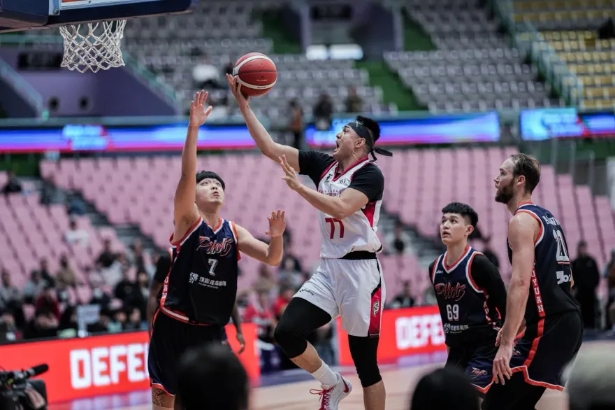 「酒駕中指哥」發威！張伯維飆15分率鋼鐵人二連勝：是時候扛起球隊了