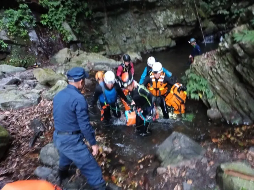 影/玩命！桃園2男挑戰「溪降秘境」　1人卡45米山羊峽谷骨折受困5小時送醫