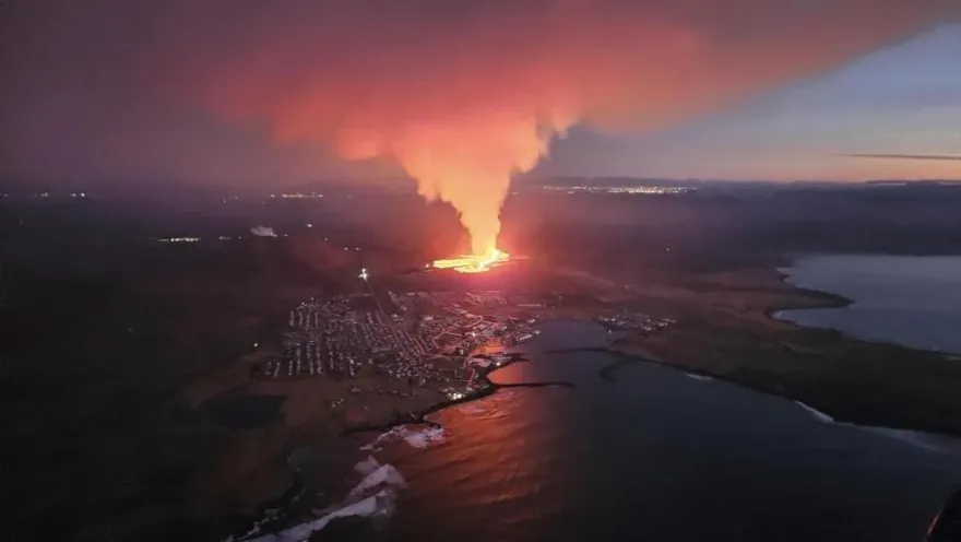 冰島火山爆發…岩漿流入小鎮！　民眾秒撤離他卻喊：那裡還有一些羊