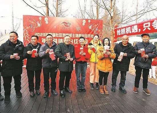 社區春節前發214萬元「年終獎」　村民喜領近萬元大紅包嗨翻