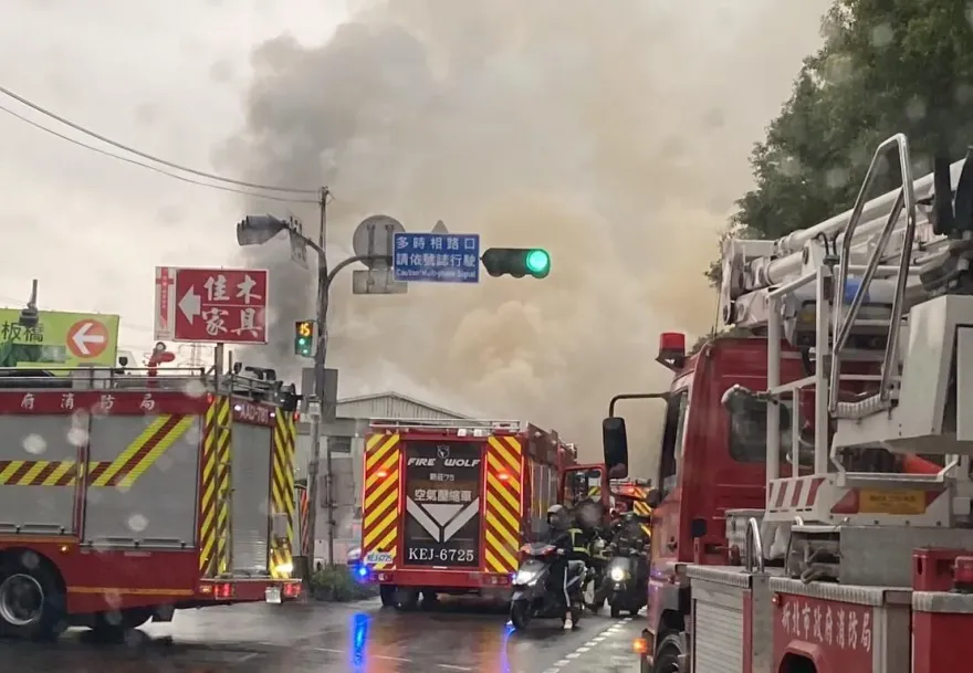快訊/新北板橋工廠火警！巨量濃煙遮蔽天空　燃燒100平方公尺幸無人傷