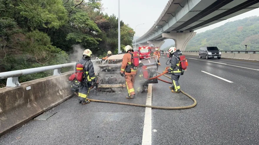 快訊/國1五楊高架火燒車！　駕駛：爬坡爬到冒煙…緊急停車逃命