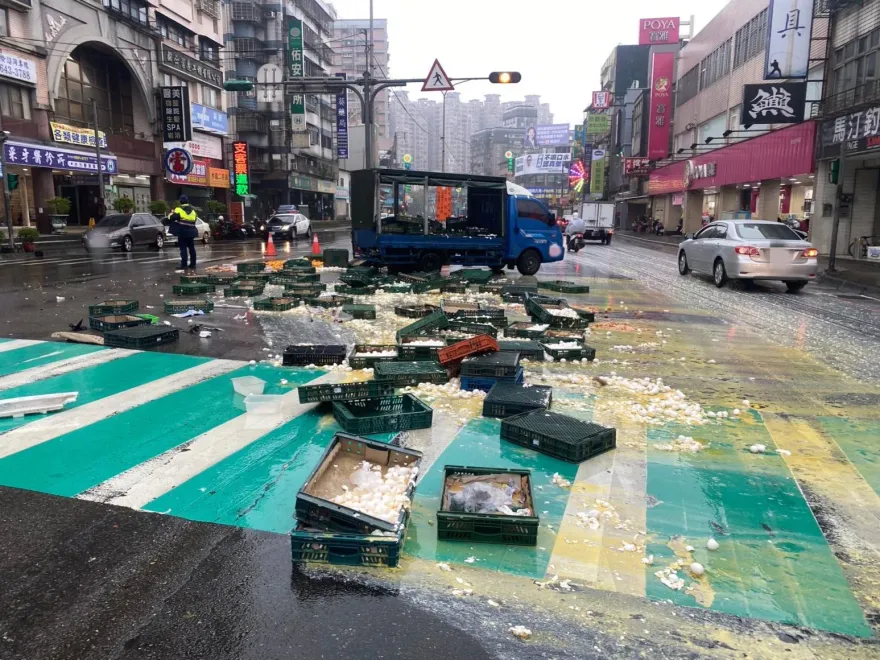 影/汐止蛋車遇女三寶猛撞！整車「雞蛋落地」成蛋花湯