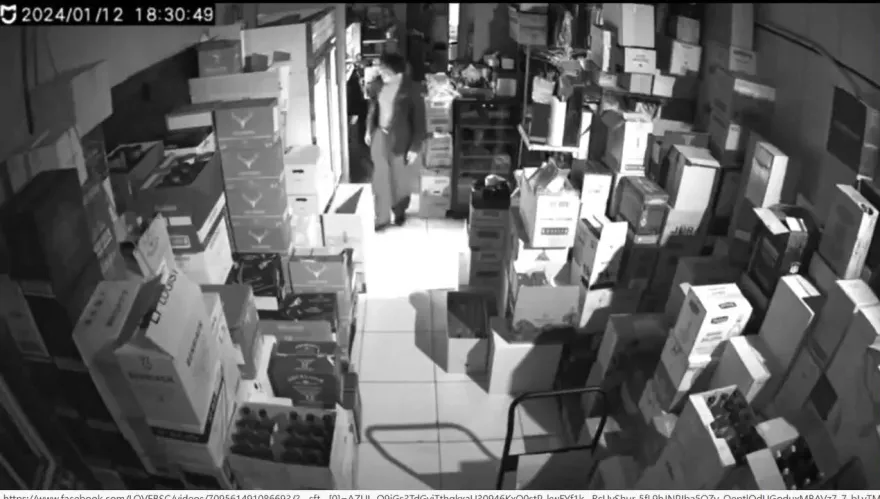 影/台中無業男佯裝買酒溜進倉庫行竊　女店員被「盜刷9萬」才知皮包不見