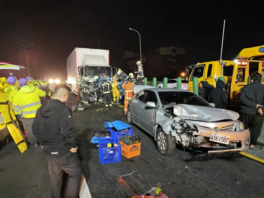 影/台66線大貨車追撞6車成「廢鐵」5人送醫　1男下車查看遭輾卡車底不治