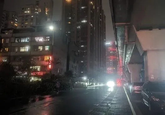 快訊/汐止新台五路「路燈全黑」　網怒：從南港就開始塞車