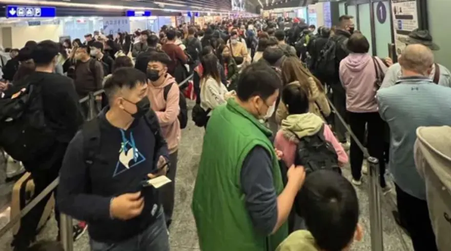 太誇張！桃機安檢隊伍從樓上排到樓下　旅客怨現場混亂「險趕不上飛機」