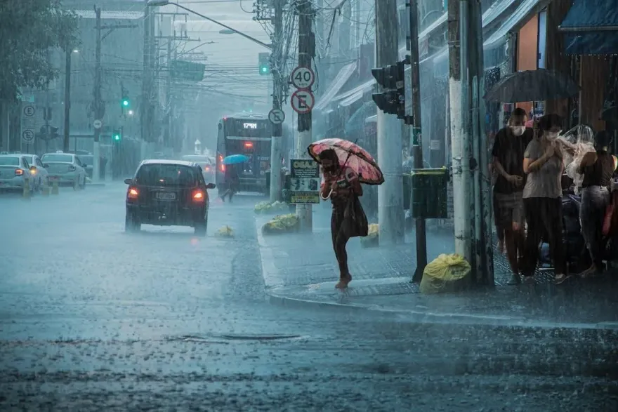 快訊/東北季風雨彈狂炸！4縣市大雨特報　最新警戒區域看這邊