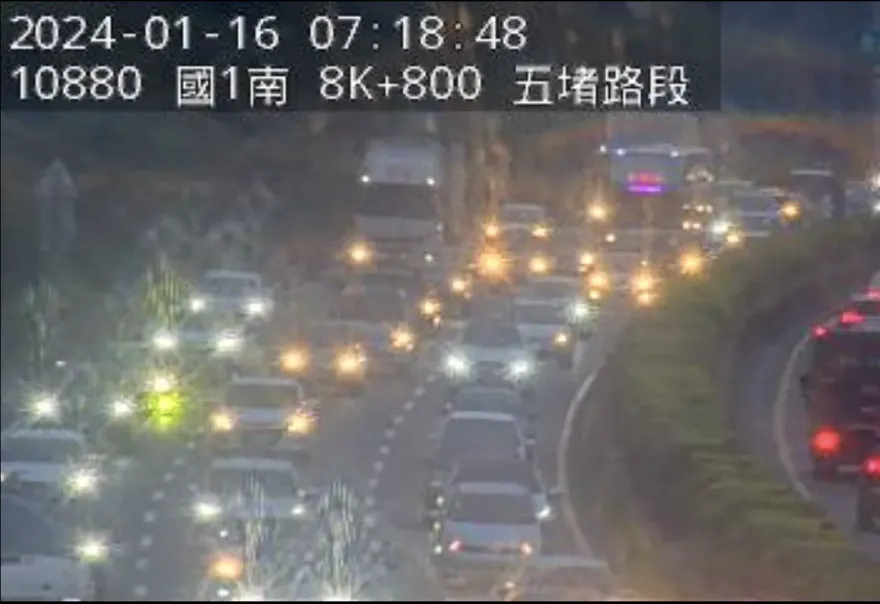 快訊/上班族注意！國1南向五堵段「6車追撞」　占用外線塞爆回堵