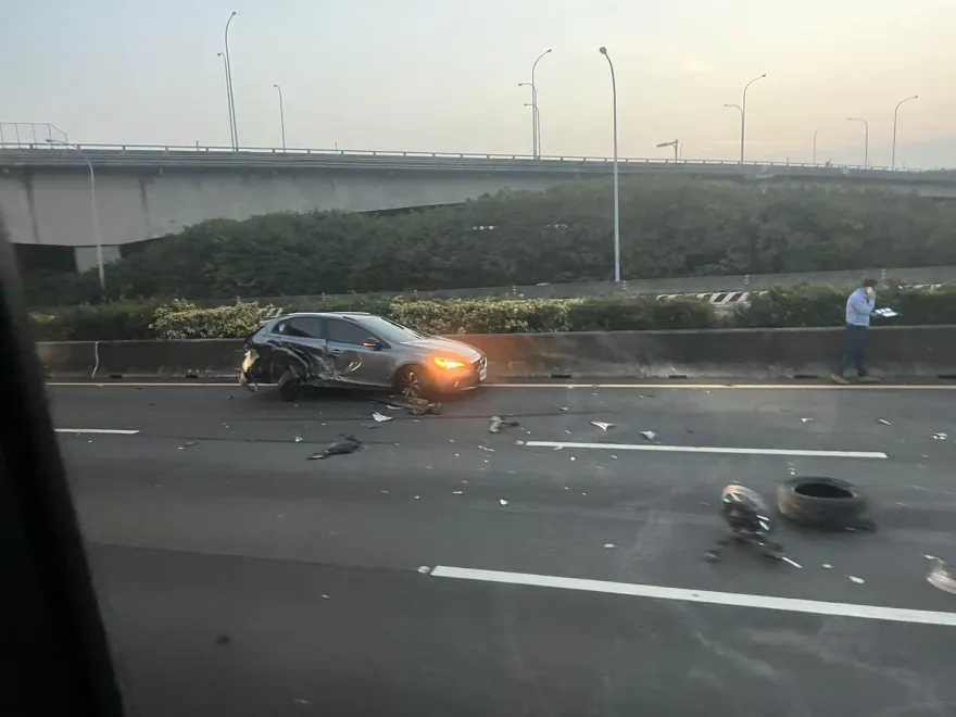 快訊/國1清晨死亡車禍！2車「撞得稀巴爛」　現場畫面曝光