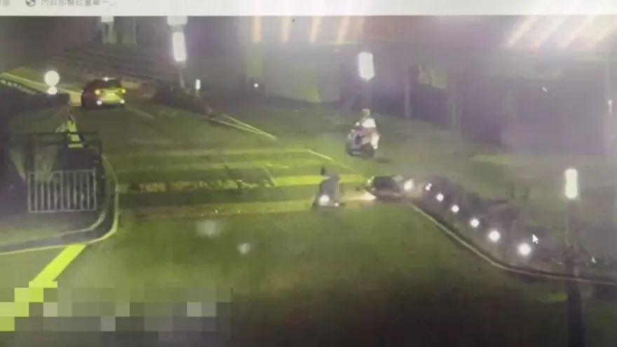 影/三峽轎車肇事逃逸！經查已報失竊…板橋警幫追贓車撞分隔島摔斷腿