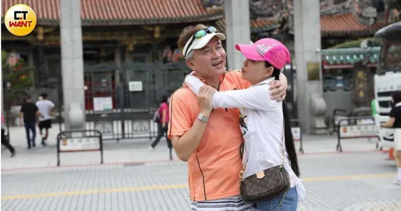 不爽遭影射「摔麥飆罵」！狄鶯氣喊「拿出影片來」不背鍋…嚴立婷親上火線回應