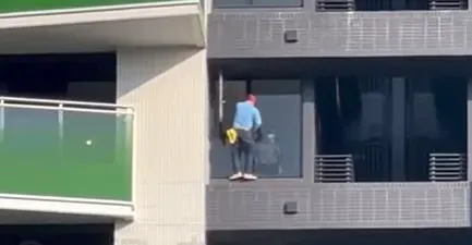 高雄清潔工「零防護」爬21樓外牆洗窗！　勞工局：最高罰30萬