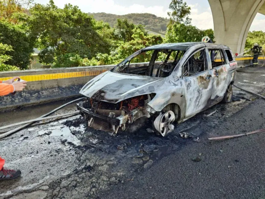 快訊/國1林口段多元計程車「司機見冒煙」叫支援　電話接通就燒起來了