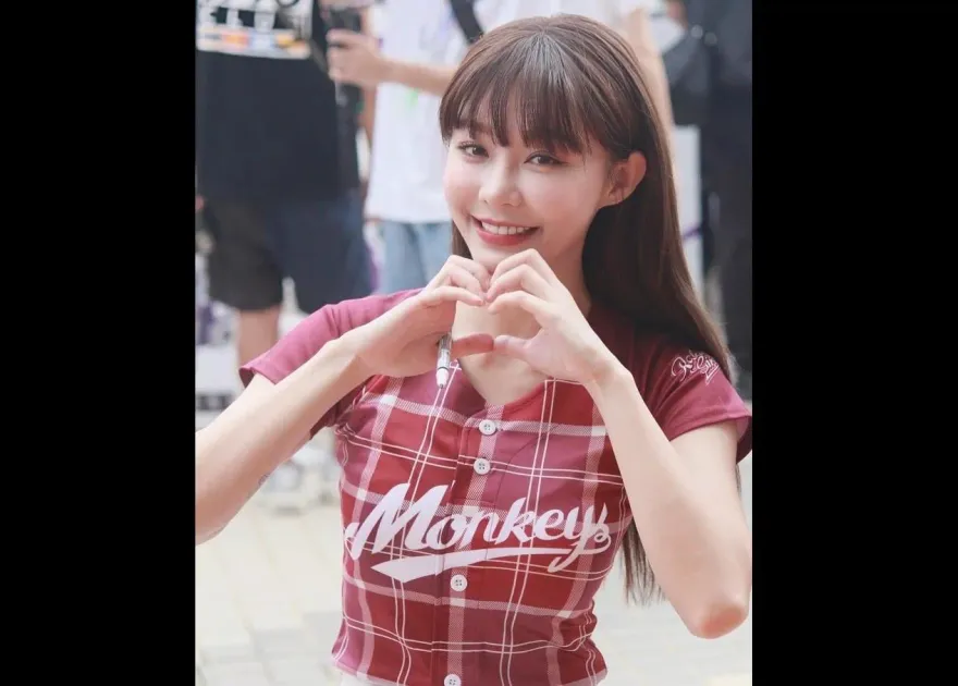 喜迎啦啦隊職涯第8年！女神放送「吐舌比心」福利照　甜謝粉絲：陪我熱血這麽久