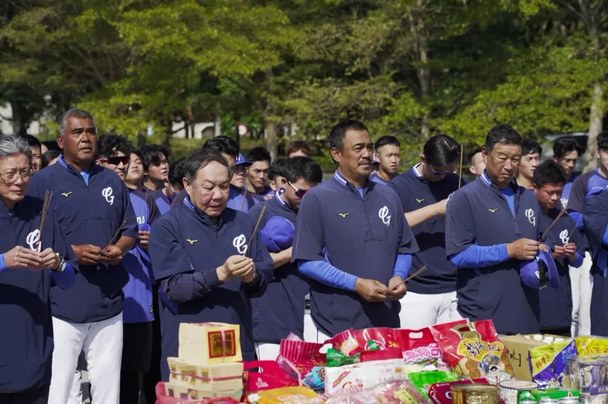 富邦悍將春訓他成唯一亮點！頂黑面拿香拜拜　球迷驚呼：以為外籍教練