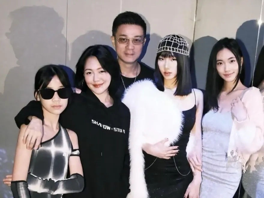 1家5口罕見合體！Elly滿18歲生日趴「超辣」大解放　小S不捨：已經感到寂寞
