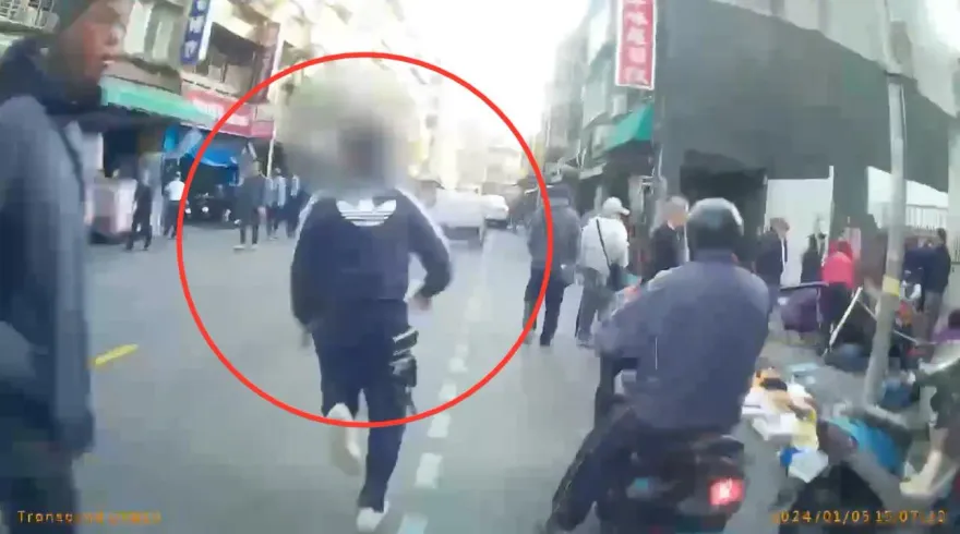 影/毒蟲通緝男見警拔腿狂奔　跑沒百公尺遭壓制搜出毒品