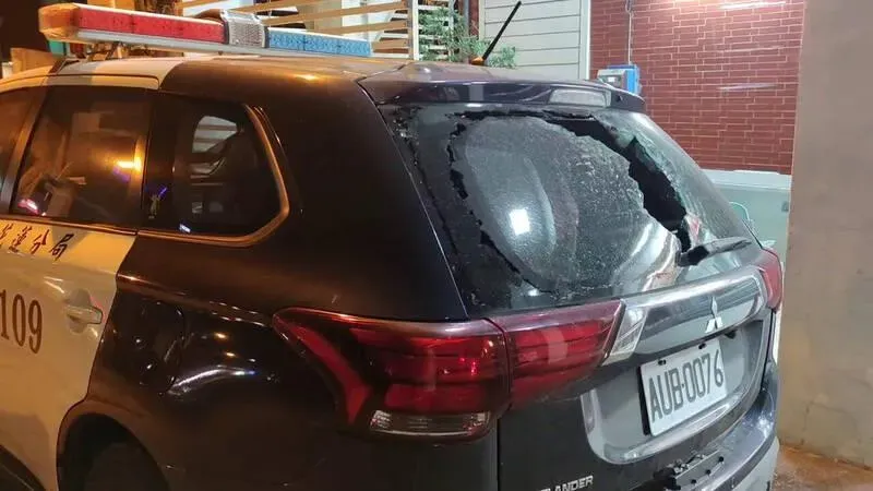 影/花蓮驚傳酒空徒手毀警車！喝茫路過看不爽捶爆玻璃　還大聲咆哮當場被逮
