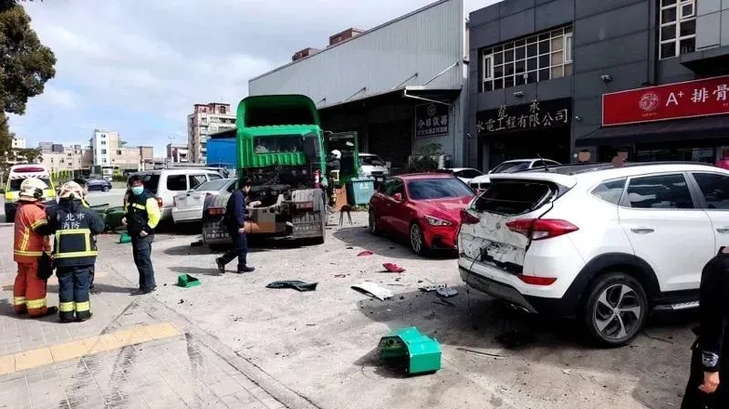 林口7車事故！曳引車失控連撞6輛路邊臨停車　肇事原因疑司機開車恍神