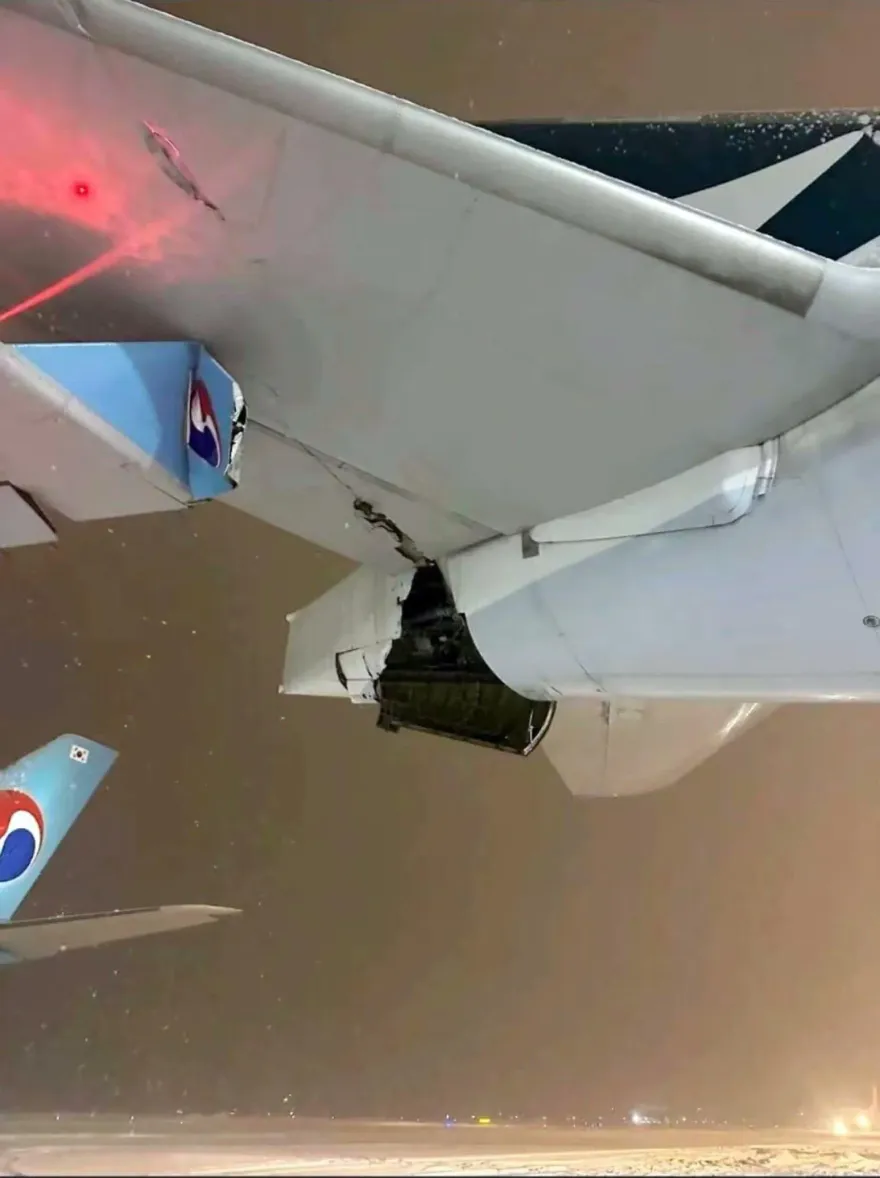 碰撞原因曝！日本新千歲機場國泰航空客機「機身破大洞」　大韓航空變「折翼」