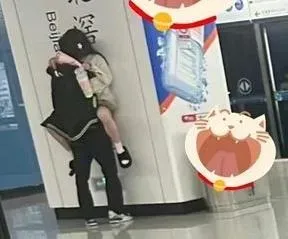 有這麼急？短裙妹「雙腳騰空」被頂在柱子上狂親　事發地變打卡景點