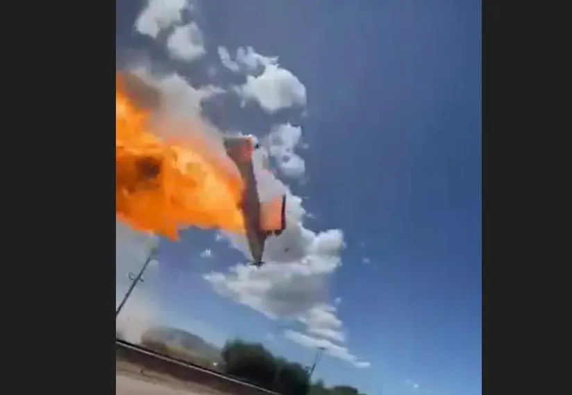 影/飛機撞電線桿「瞬爆巨大火球」墜毀公路　機師慘死4人受傷送醫