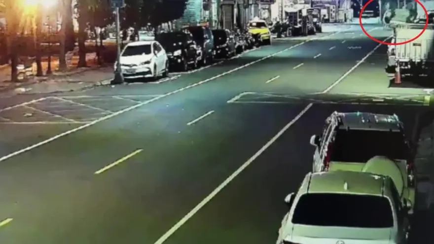 影/開到睡著？高雄女開租賃車出事故　連撞3車「翻覆」民眾急救援