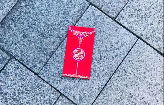 日男地鐵站外「撿到紅包」...網刷一排恭喜　台人笑翻：怎這麼懂