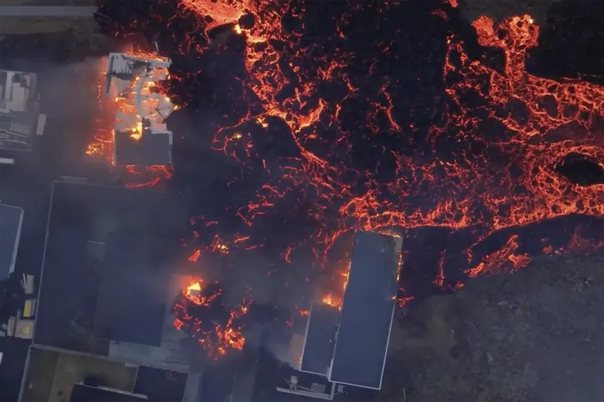 最新空拍曝光！火山噴發「熔岩猛獸吞民宅」　冰島總統：進入劇變時期