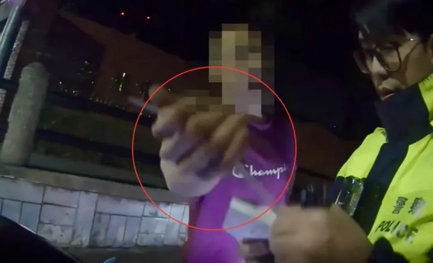 影/貨車怠速臨停遇警盤查　駕駛座一根小吸管令他抓狂