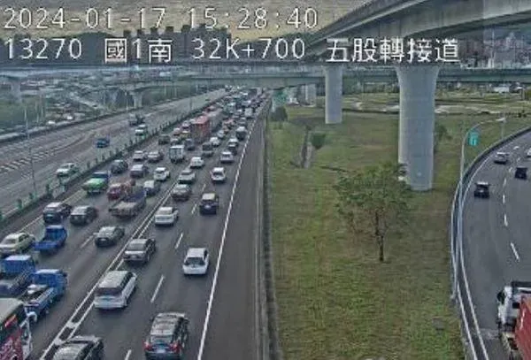 快訊/國1南下五股段「2車追撞」！小貨車翻覆佔2車道　回堵5公里