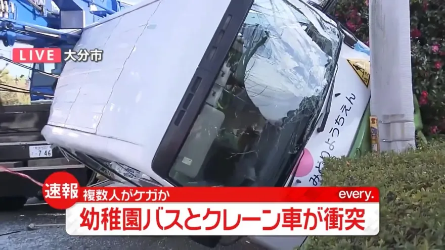 影/驚魂！娃娃車遭大型吊車狠撞「側翻撞電線桿」10人傷含8幼童