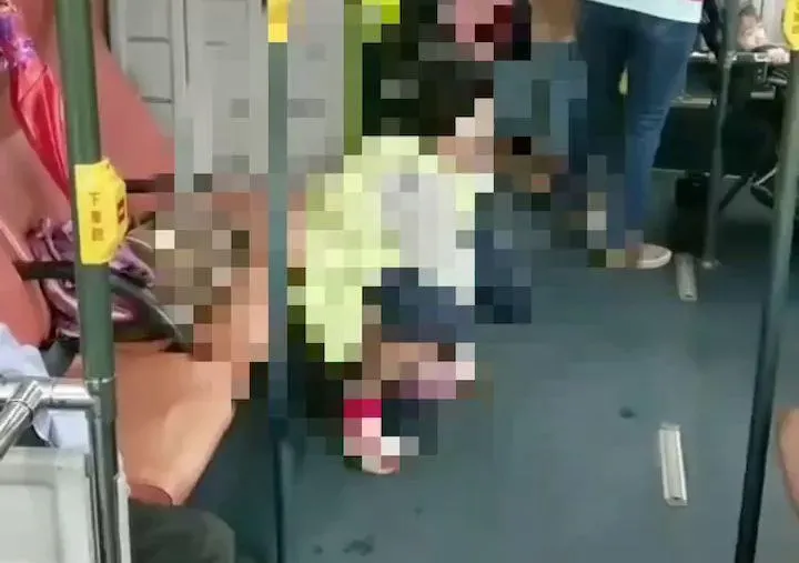 影/超噁！疑北市公車上竟出現「尿尿阿嬤」　車廂內竟直接脫褲蹲下解放