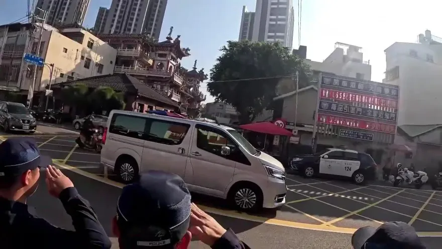 影/哀慟！台中52歲巡佐值勤猝逝移靈　警列隊敬禮悲喊「任務完成」