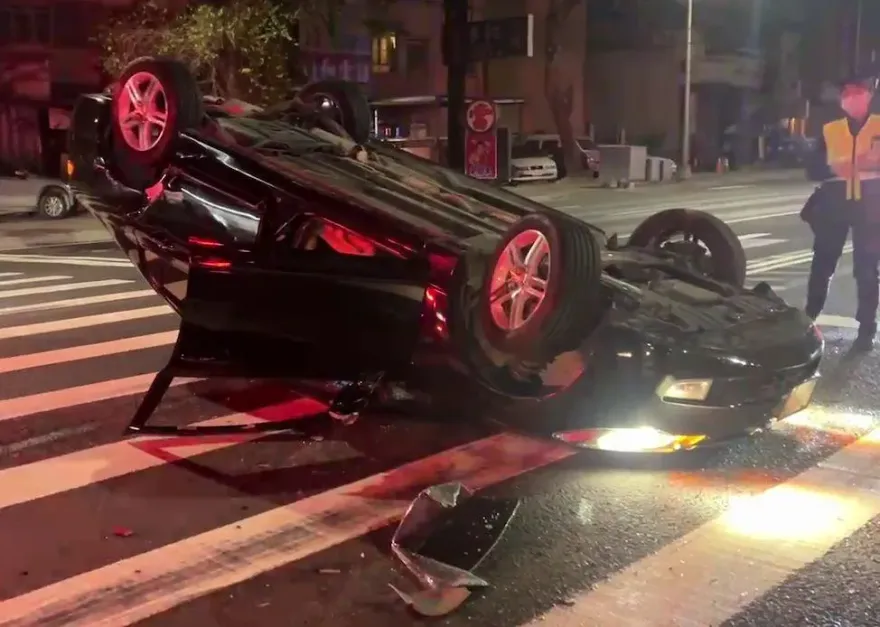 影/以為酒駕沒人知！小港7旬翁自撞烏龜翻　「頭挫傷」警來了