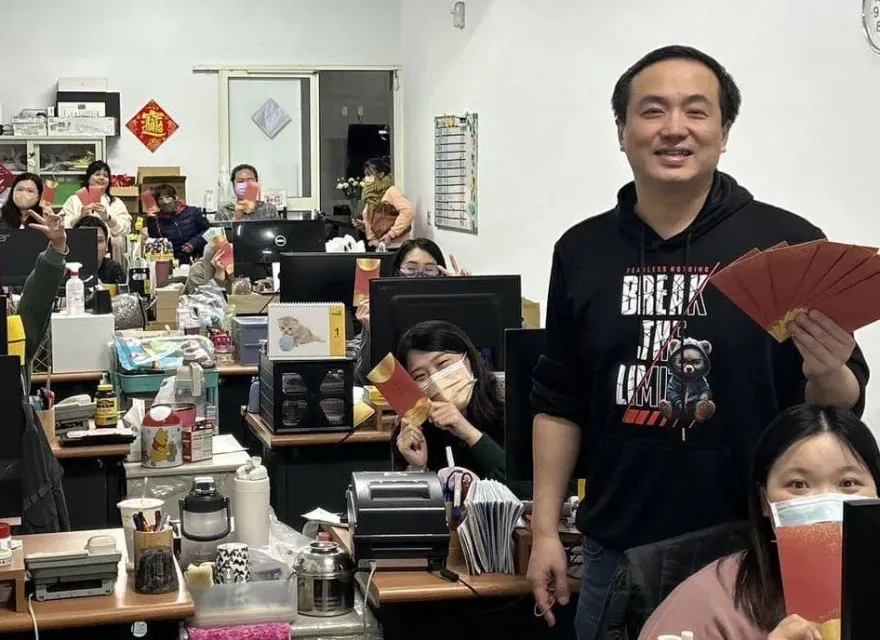 這才是大家喜歡的老闆樣子！重量級直播主取消尾牙：員工直接領1萬