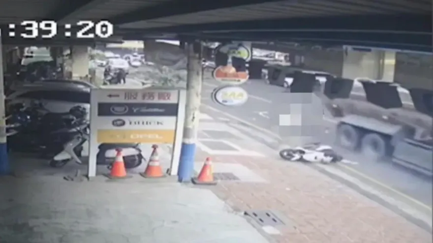 影/死亡瞬間！砂石車變換車道擦撞機車　34歲高雄護理師下班遭輾斃