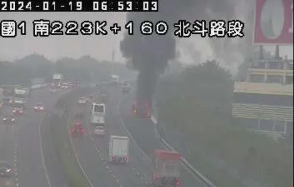 影/上班注意！國一彰化北斗段火燒車　「大貨車自燃」濃煙竄天駕駛驚逃