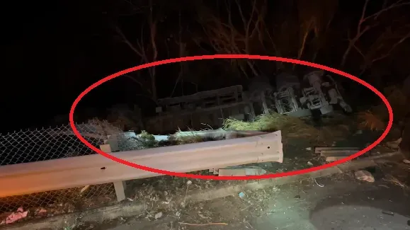 影/小心大車！國三深夜車禍「砂石車四腳朝天」翻落邊坡　駕駛傷勢曝光